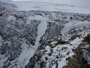 Narrow Gully, Ben Macdui: Stob Coire Sputan Dearg: The top of Narrow Gully in lean conditions. Photo: Scott Muir