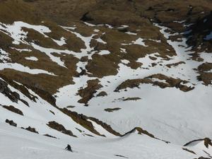 Upper Snowfield, Ben Lui: Heading for the shallow gully to the left of the snow arete. Photo: Scott Muir