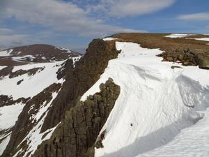 Crotched Gully, Cairngorm: Coire an t-Sneachda: The steep entry into Crotched Gully Photo: Peter Mackenzie