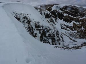 Twisting Gully (variation), Carn an Tuirc: Coire Kander: Standing at the top of the entry slope into Twisting Gully, with the head of the gully to the left. Photo: Scott Muir