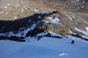 Monolith Gully, Braeriach - Garbh Choire Dhaidh: Traversing into the top of Monolith Gully Photo: Scott Muir