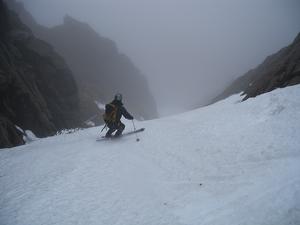 Narrow Gully, Ben Macdui: Stob Coire Sputan Dearg: Skiing Narrow Gully.  Photo: Dave Smith